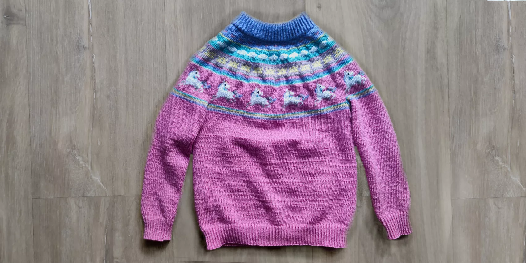 Tiara Sweater a plat par terre vignette Terrifiknits