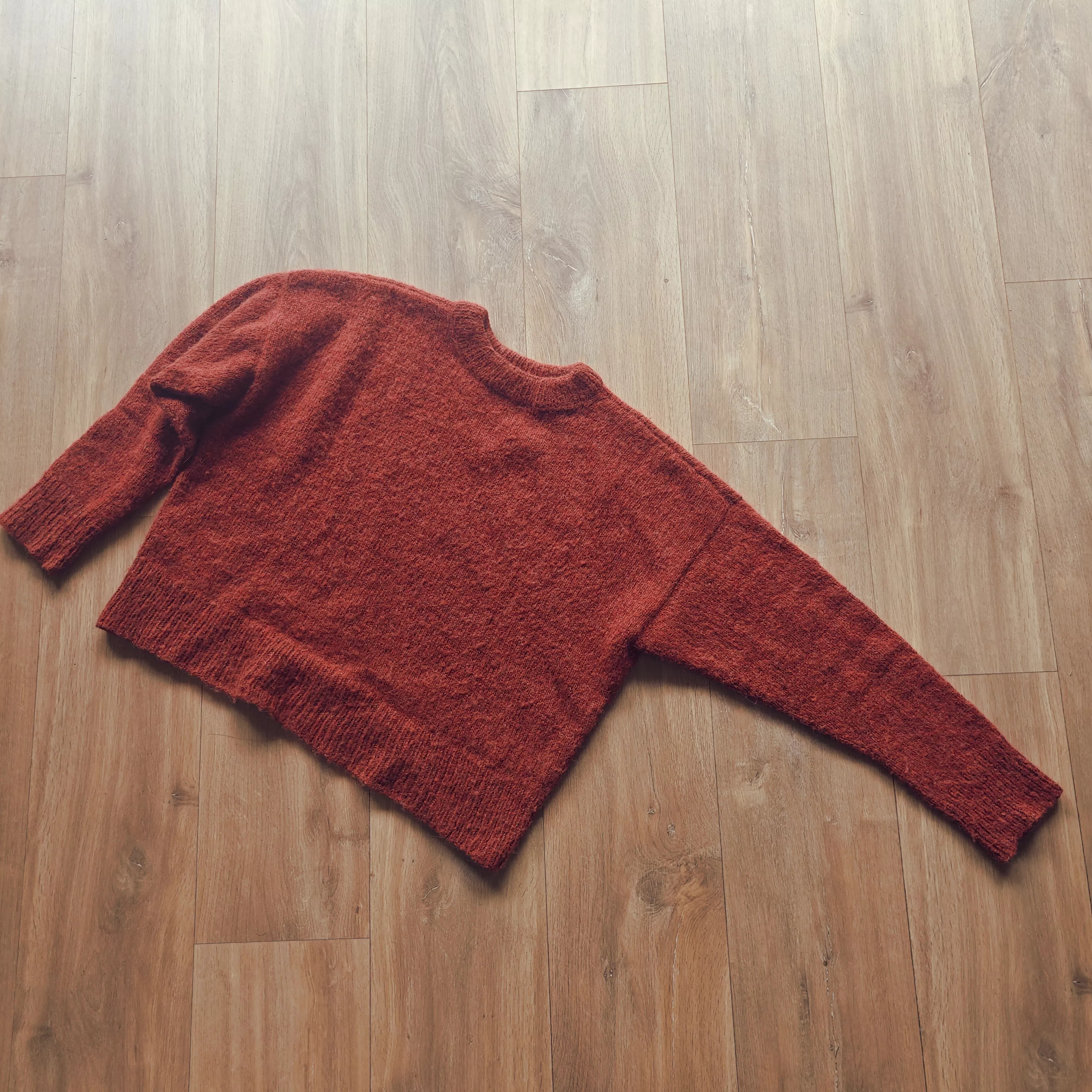 Traveler Crew sweater terrifiknits au sol