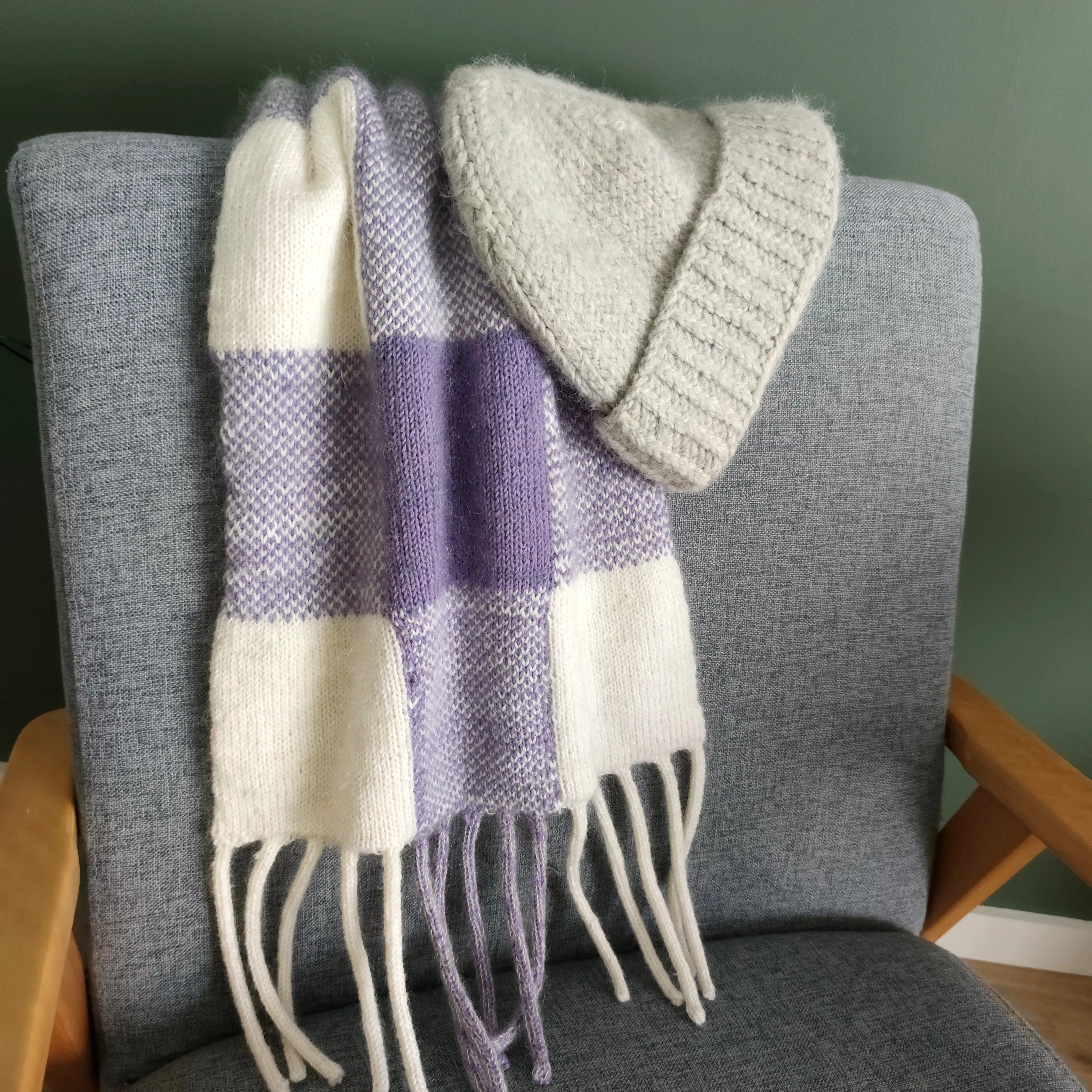 Thornhill Scarf Terrifiknits sur fauteuil